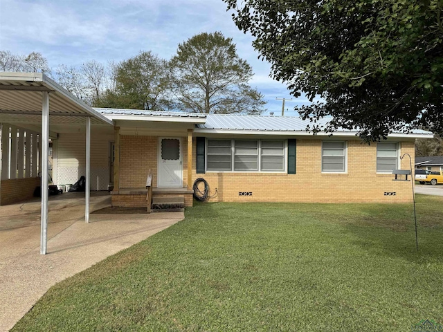 view of front of home featuring a carport and a front yard