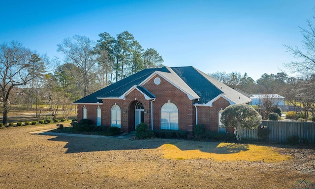 view of front of house featuring a front yard