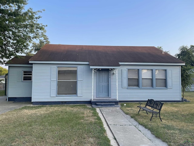 view of front of house with a front lawn