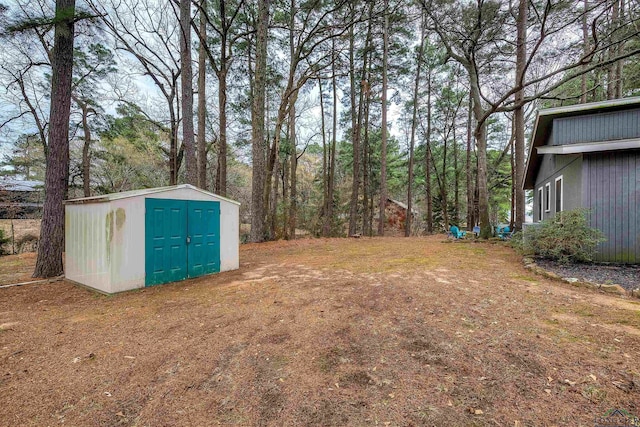 view of yard with a shed and an outdoor structure