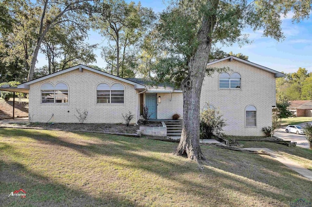 view of front of home featuring a carport and a front lawn