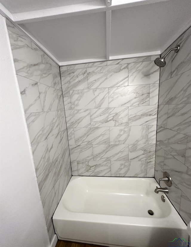 bathroom with tiled shower / bath