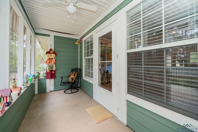 sunroom / solarium featuring ceiling fan