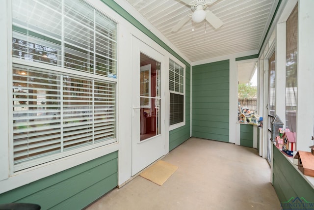 sunroom with ceiling fan