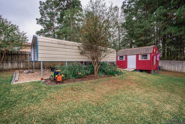 view of yard with an outdoor structure