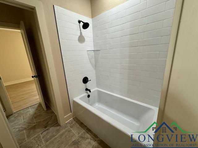 bathroom featuring tiled shower / bath