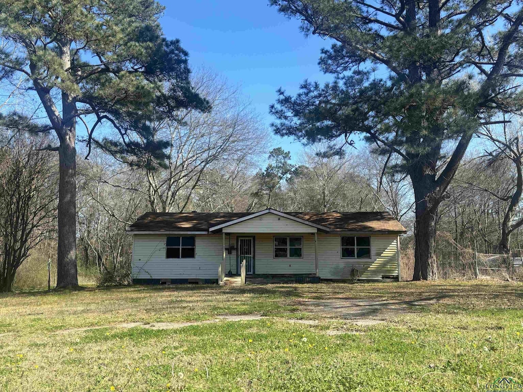 single story home with a front lawn