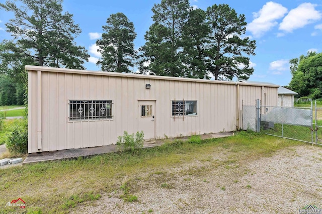 707 Willow St, Carthage, TX 75633 - view of home's exterior with a gate