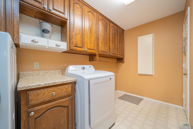 laundry room featuring cabinets and independent washer and dryer