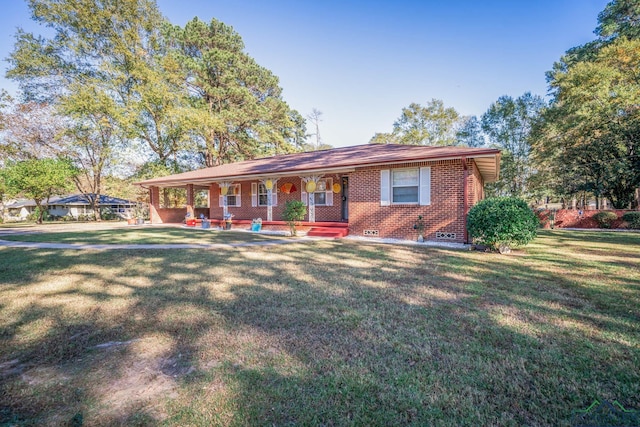 ranch-style home featuring a front lawn and a porch