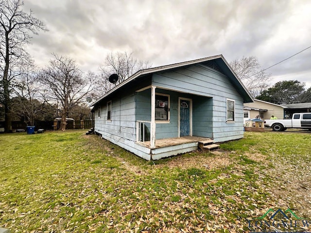 bungalow-style home featuring a front lawn and covered porch