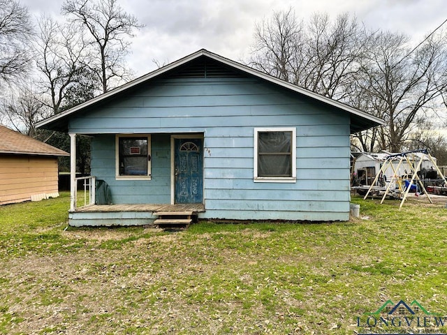 view of front of house with covered porch and a front lawn