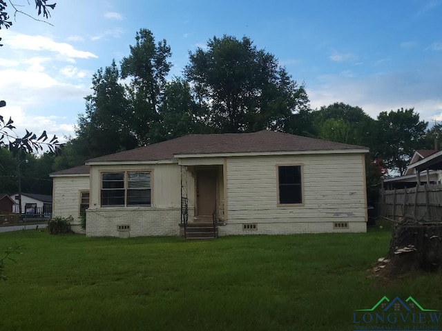 view of front of property featuring a front lawn