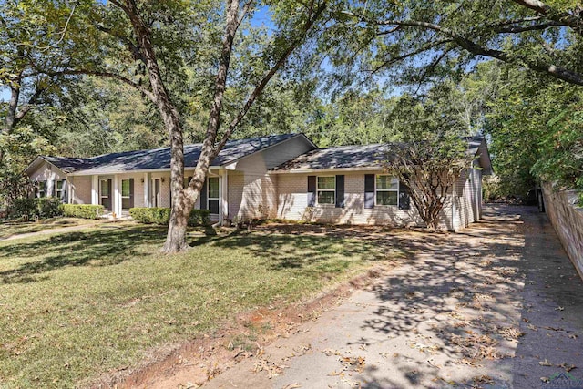 single story home featuring a front yard