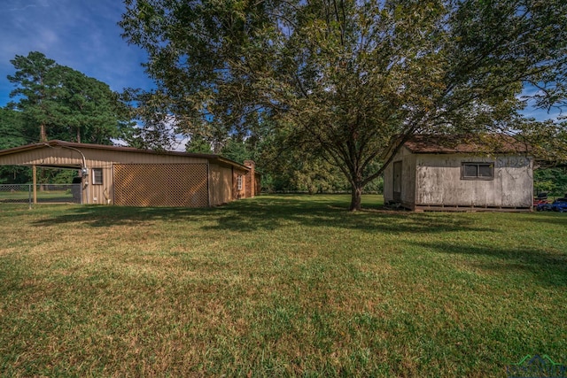 view of yard featuring an outbuilding