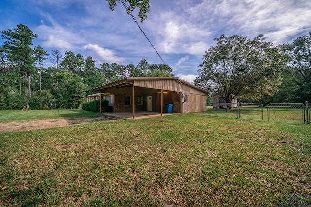 view of yard featuring a patio