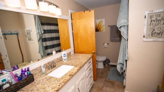 full bathroom with a shower with curtain, baseboards, toilet, and vanity