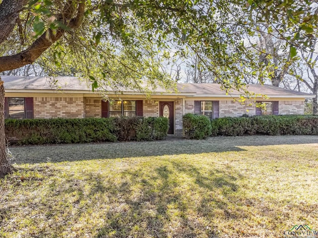 single story home featuring a front lawn