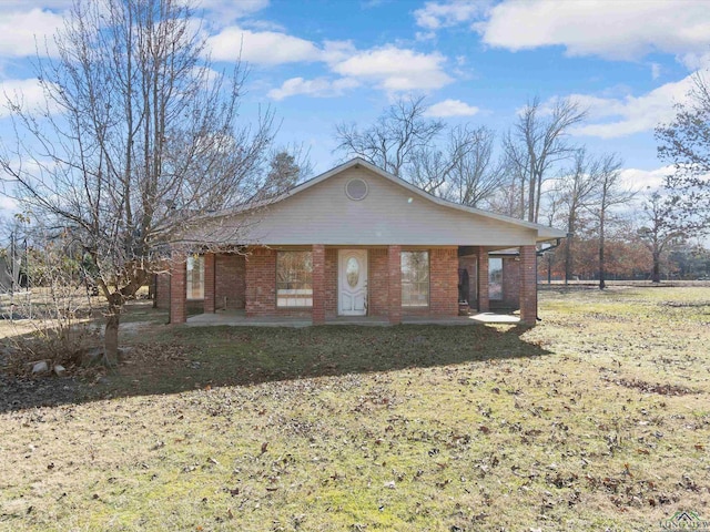 view of front facade featuring a front yard and a porch