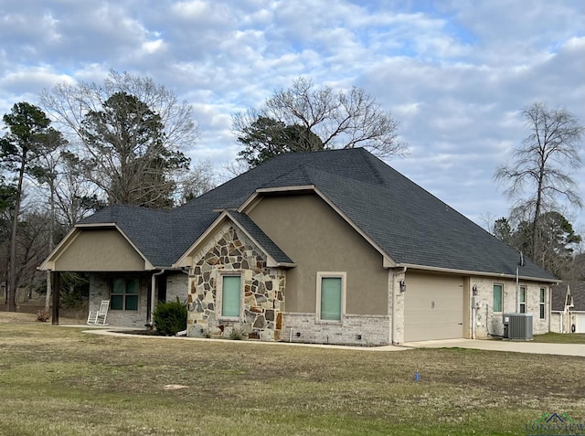 craftsman-style house featuring a front lawn and central AC