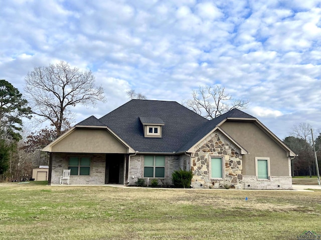 view of front of home featuring a front yard