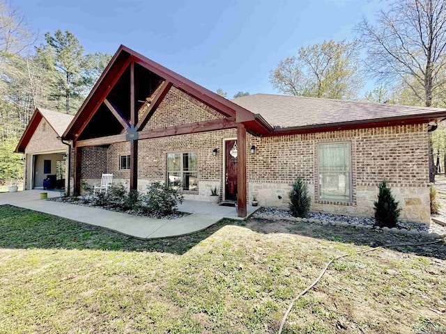 view of front of property featuring a front lawn