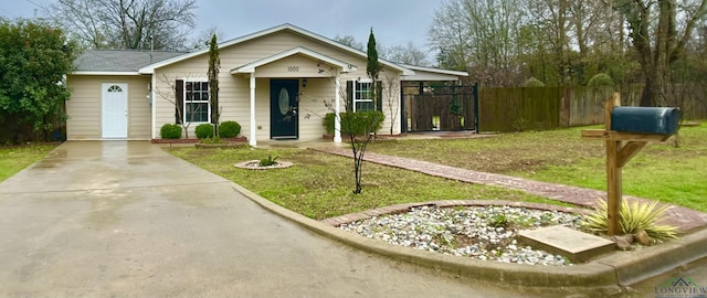 view of front facade with a front yard