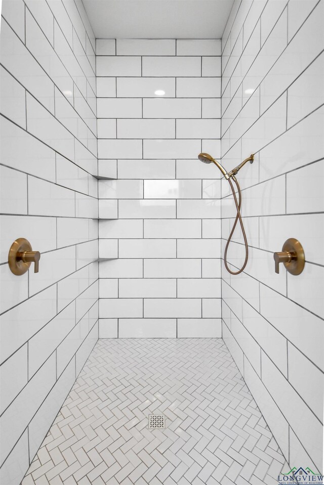 bathroom featuring tiled shower