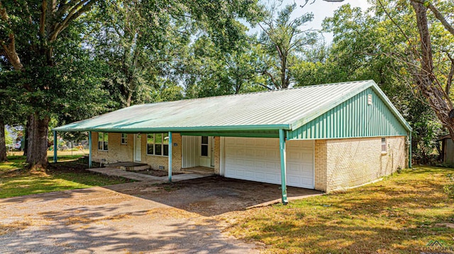 view of front facade featuring a porch, a garage, and a front yard