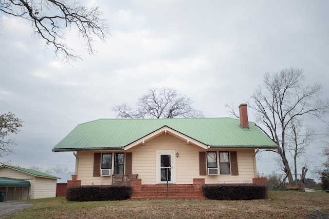 view of front facade featuring cooling unit and a front yard