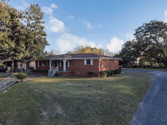 ranch-style house featuring a front lawn