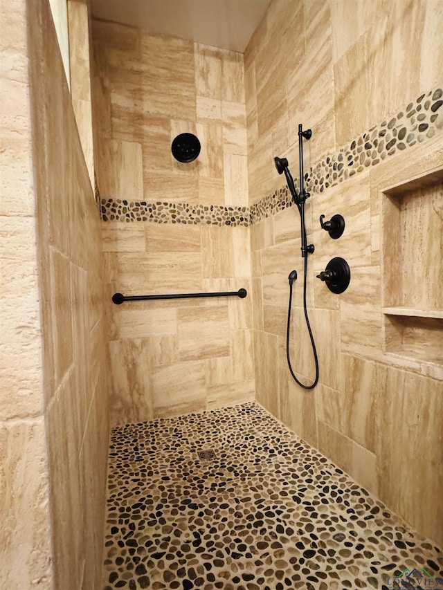 bathroom featuring a tile shower