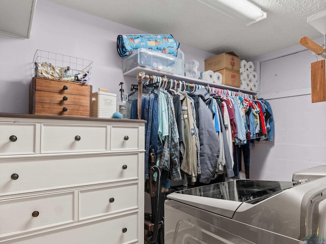 walk in closet with independent washer and dryer