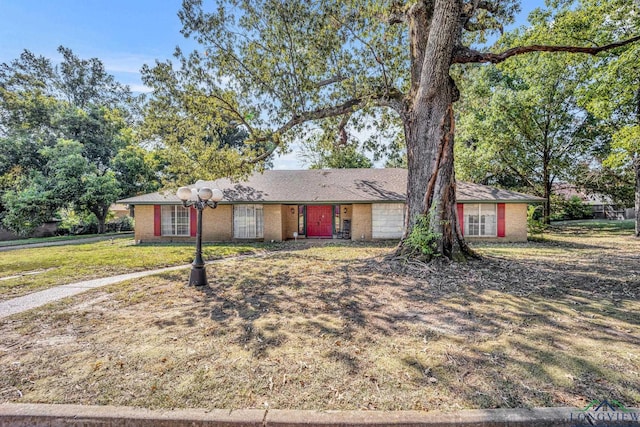 ranch-style house featuring a front lawn