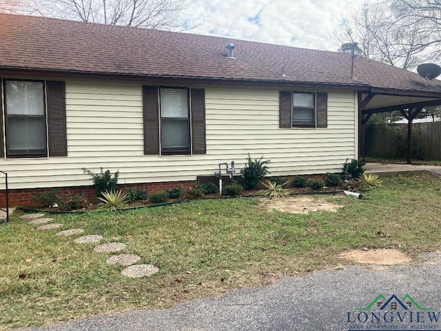 view of side of property featuring a yard