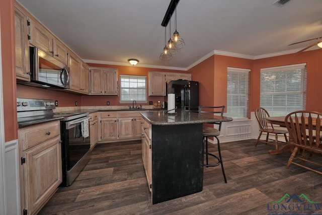 846 Edgewood Cir, Lindale, TX 75771 - kitchen featuring appliances with stainless steel finishes, a sink, dark wood-style flooring, dark countertops, and a kitchen island