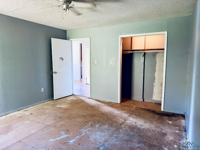 unfurnished bedroom featuring ceiling fan, a textured ceiling, and a closet