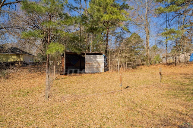 view of yard featuring an outbuilding