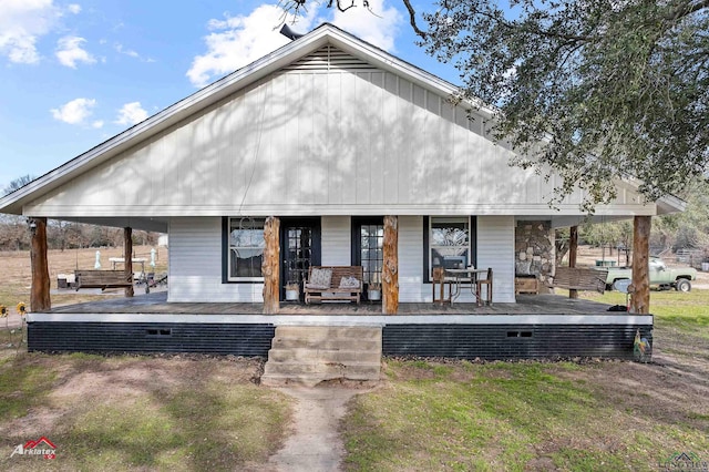 view of front of property featuring a porch