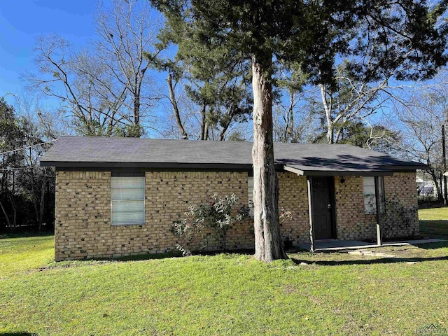 single story home featuring a front lawn