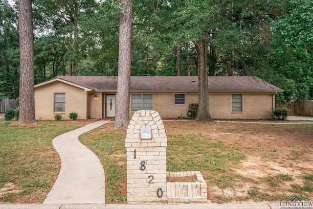 ranch-style home featuring a front lawn