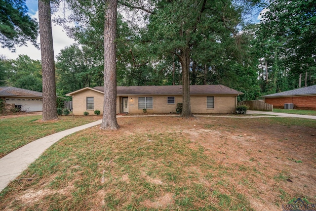 single story home featuring a front lawn