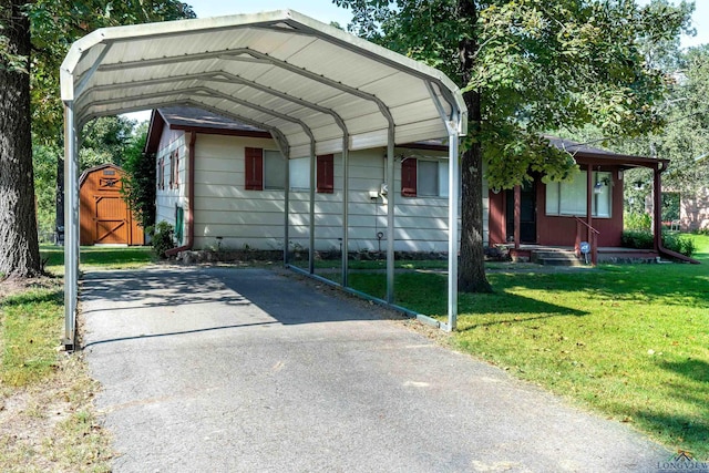 view of front of house featuring a carport and a front yard