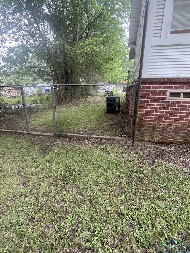 804 High St, Marshall, TX 75670 - view of yard