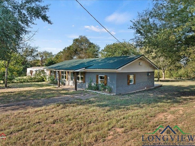 view of front of home with a front lawn