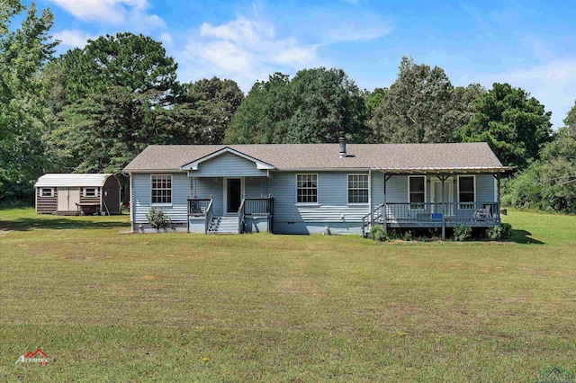 view of front of house featuring a shed and a front yard