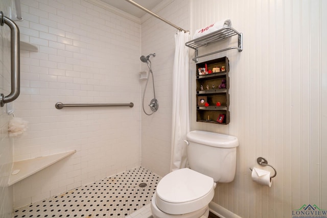 bathroom featuring toilet, ornamental molding, and a shower with shower curtain