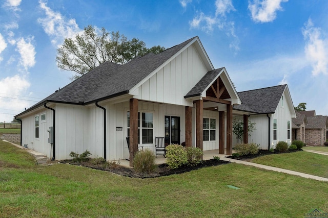 view of front of property featuring a porch and a front lawn