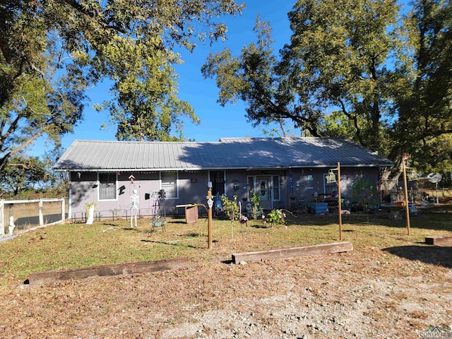 view of front of home featuring a front lawn