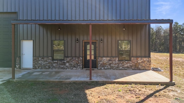 entrance to property featuring a patio